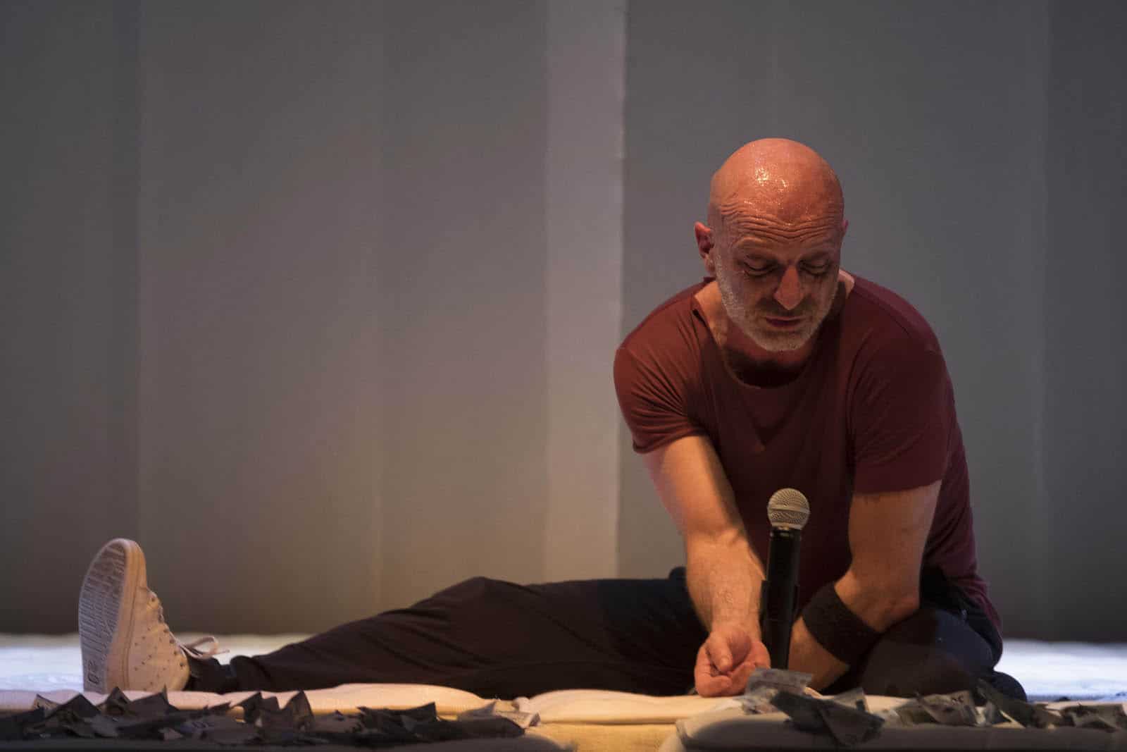 In exitu, adattamento, interpretazione e regia di Roberto Latini, Napoli Teatro Festival 2019. © Ivan Nocera In exitu, adattamento, interpretazione e regia di Roberto Latini, Napoli Teatro Festival 2019. © Ivan Nocera