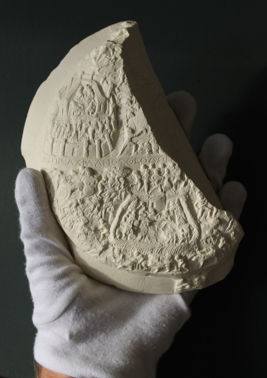  Göttingen plaster cast of Tabula Iliaca 4N (Archäologisches Institut und Sammlung der Gipsabgüsse, Göttingen inv. A1695, held in the hand. (Ph. by M. J. Squire)