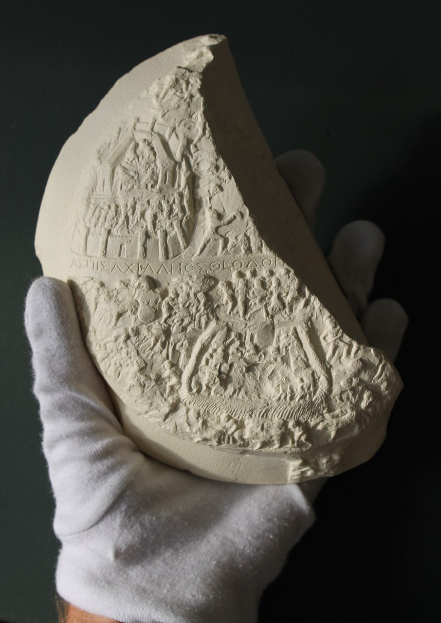 Göttingen plaster cast of Tabula Iliaca 4N (Archäologisches Institut und Sammlung der Gipsabgüsse, Göttingen inv. A1695, held in the hand. (Ph. by M. J. Squire) Göttingen plaster cast of Tabula Iliaca 4N (Archäologisches Institut und Sammlung der Gipsabgüsse, Göttingen inv. A1695, held in the hand. (Ph. by M. J. Squire)