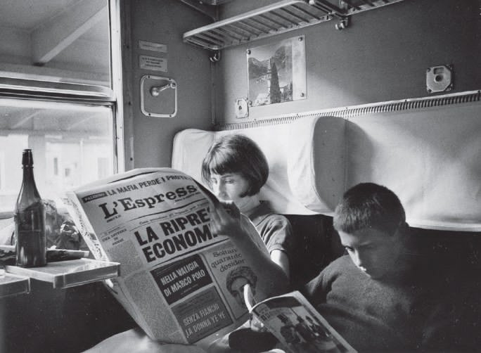 Iela e Michele Mari in treno, in una foto stampata a p. 168 di Leggenda privata, Torino, Einaudi, 2017