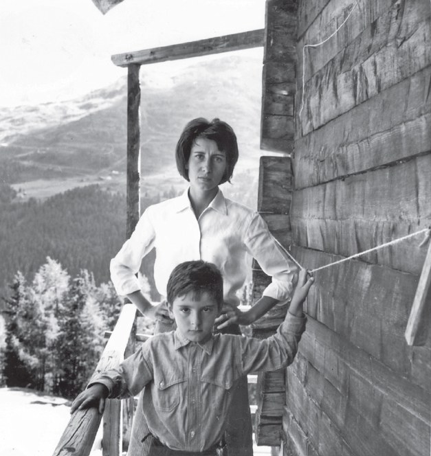 Iela e Michele fotografati da Enzo Mari nel 1962; foto stampata a p. 15 e sulla copertina di Leggenda privata, Torino, Einaudi, 2017