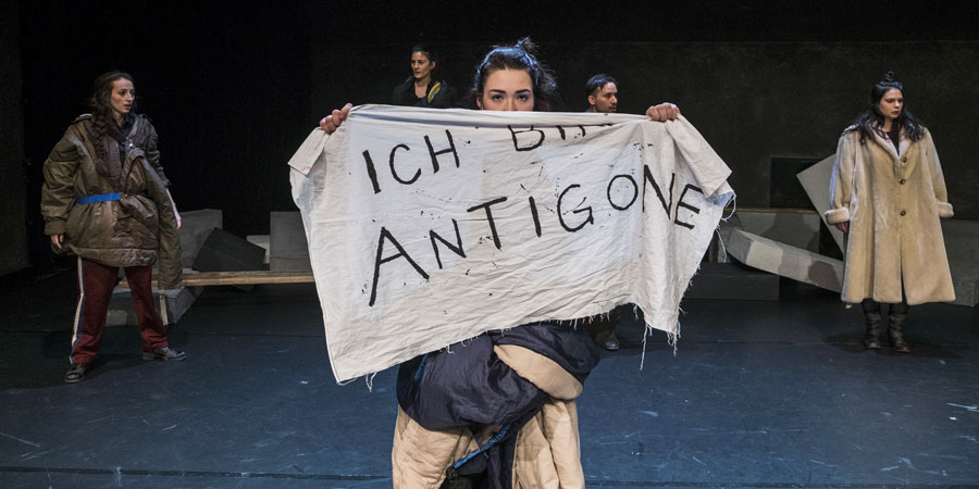 , Darja Stocker, Nirgends in Friede, Antigone