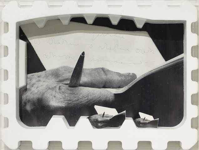 Tomaso Binga, Omaggio a Ungaretti, polistirolo, collage e plexiglass, 50,5 x 66,6 x 9,2 cm, 1973. Courtesy Tomaso Binga e Galleria Erica Ravenna – Collezione privata, Roma Tomaso Binga, Omaggio a Ungaretti, polistirolo, collage e plexiglass, 50,5 x 66,6 x 9,2 cm, 1973. Courtesy Tomaso Binga e Galleria Erica Ravenna – Collezione privata, Roma