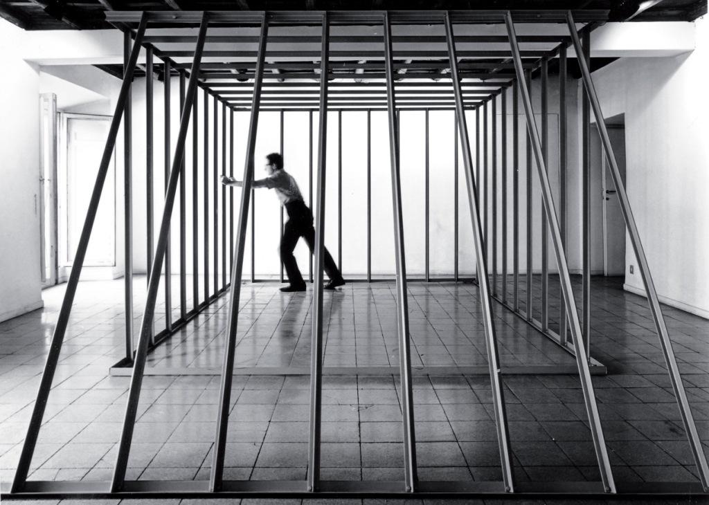 Paolo Icaro, Gabbia Pliniominio, 1967. Nell’allestimento della mostra personale alla Galleria La Tartaruga, Roma, 1967. Foto: Renato Gozzano. Courtesy: Archivio Paolo Icaro Paolo Icaro, Gabbia Pliniominio, 1967. Nell’allestimento della mostra personale alla Galleria La Tartaruga, Roma, 1967. Foto: Renato Gozzano. Courtesy: Archivio Paolo Icaro