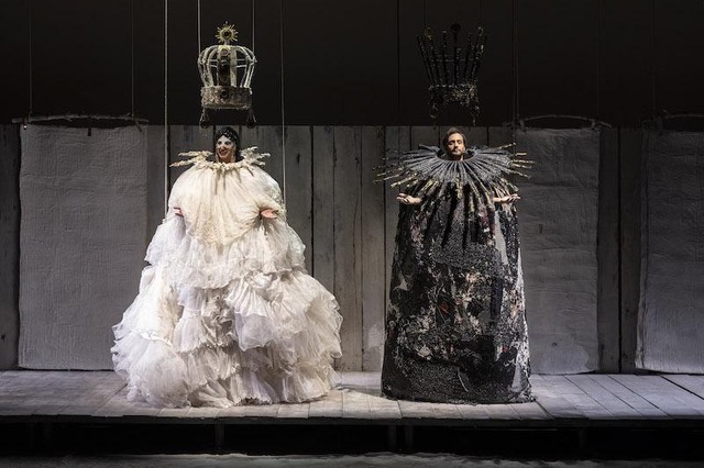 Foto di Lorenzo Palmieri, Sposalizio, 2022, dal sito del Teatro Elfo Puccini Foto di Lorenzo Palmieri, Sposalizio, 2022, dal sito del Teatro Elfo Puccini