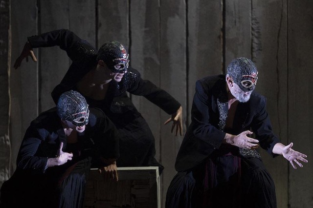 Foto di Lorenzo Palmieri, Il coro, 2022, dal sito del Teatro Elfo Puccini