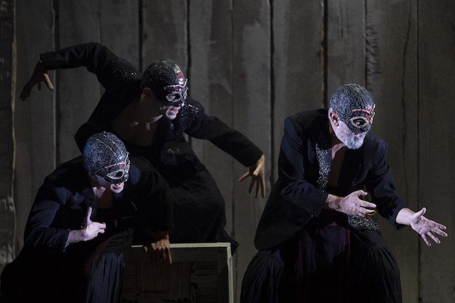 Foto di Lorenzo Palmieri, Il coro, 2022, dal sito del Teatro Elfo Puccini Foto di Lorenzo Palmieri, Il coro, 2022, dal sito del Teatro Elfo Puccini