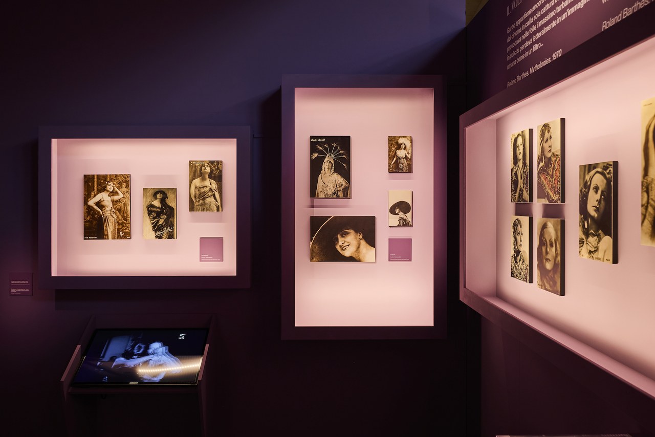  Red Carpet: il cinema dei sogni. Campari e l’immaginario del divismo 1900-1960. Galleria Campari Credits: Nicola Bernardi / Sete Studio