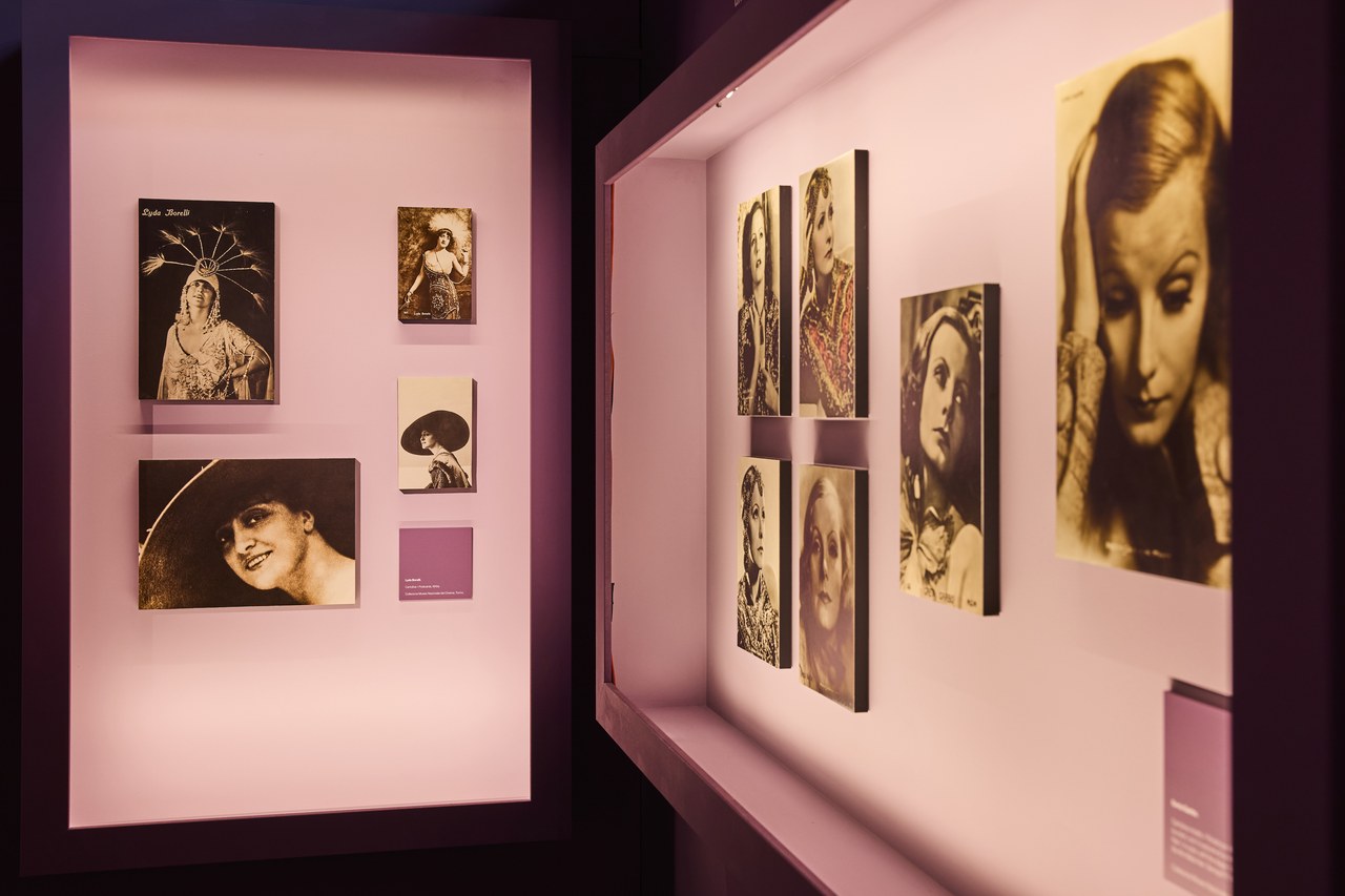  Red Carpet: il cinema dei sogni. Campari e l’immaginario del divismo 1900-1960. Galleria Campari Credits: Nicola Bernardi / Sete Studio