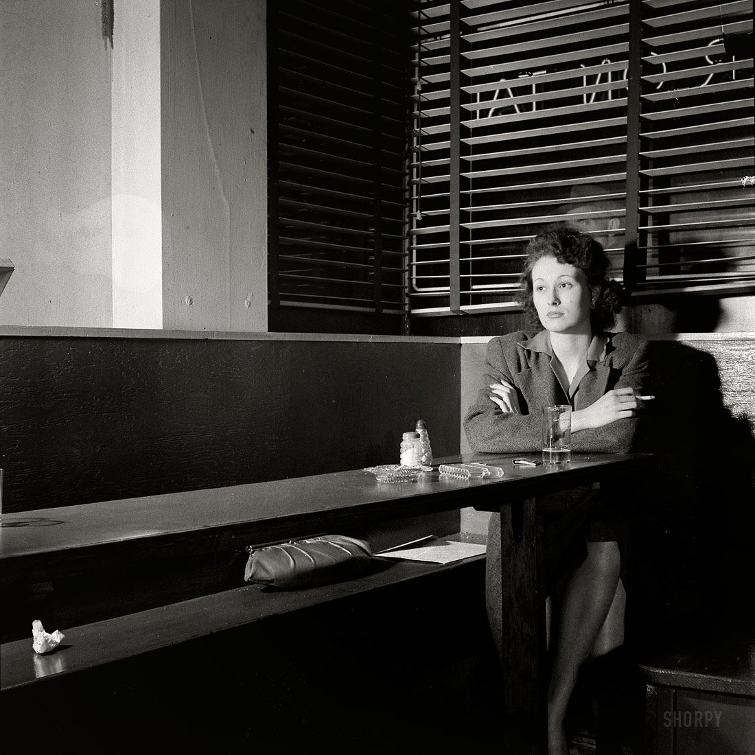 Esther Bubley, Girl sitting alone in the Sea Grill, Washington, 1943