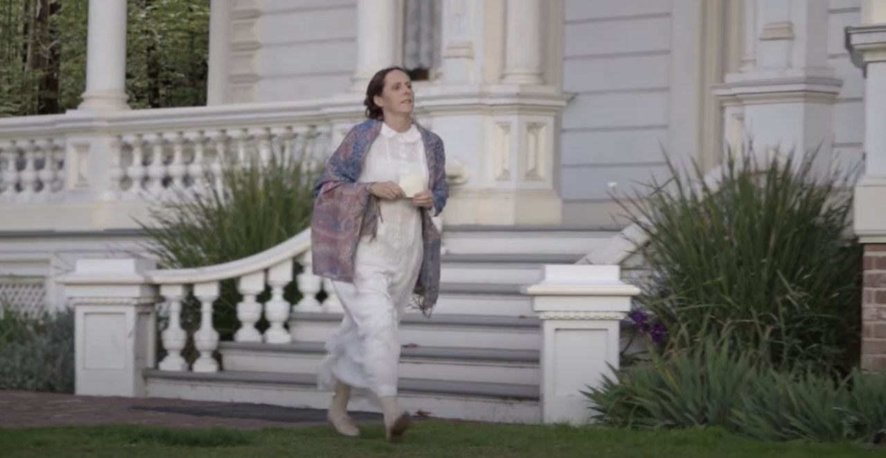 <p>Fig. 8: Una scena del film di Madeleine Olnek <em>Wild Nights with Emily</em> (2018) - screenshot da terzi.</p>
