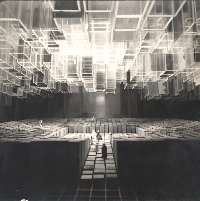 Oscar Savio, fotografia del modellino, Nuovo Teatro Lirico di Cagliari di Maurizio Sacripanti, 1965. Courtesy Centro Archivi, MAXXI, Roma. Oscar Savio, fotografia del modellino, Nuovo Teatro Lirico di Cagliari di Maurizio Sacripanti, 1965. Courtesy Centro Archivi, MAXXI, Roma.