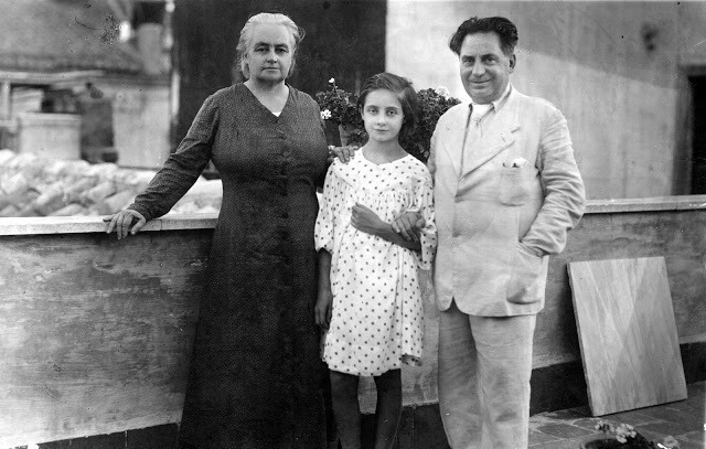 Goliarda bambina con Peppino Sapienza e Maria Giudice nella casa di via Pistone a Catania