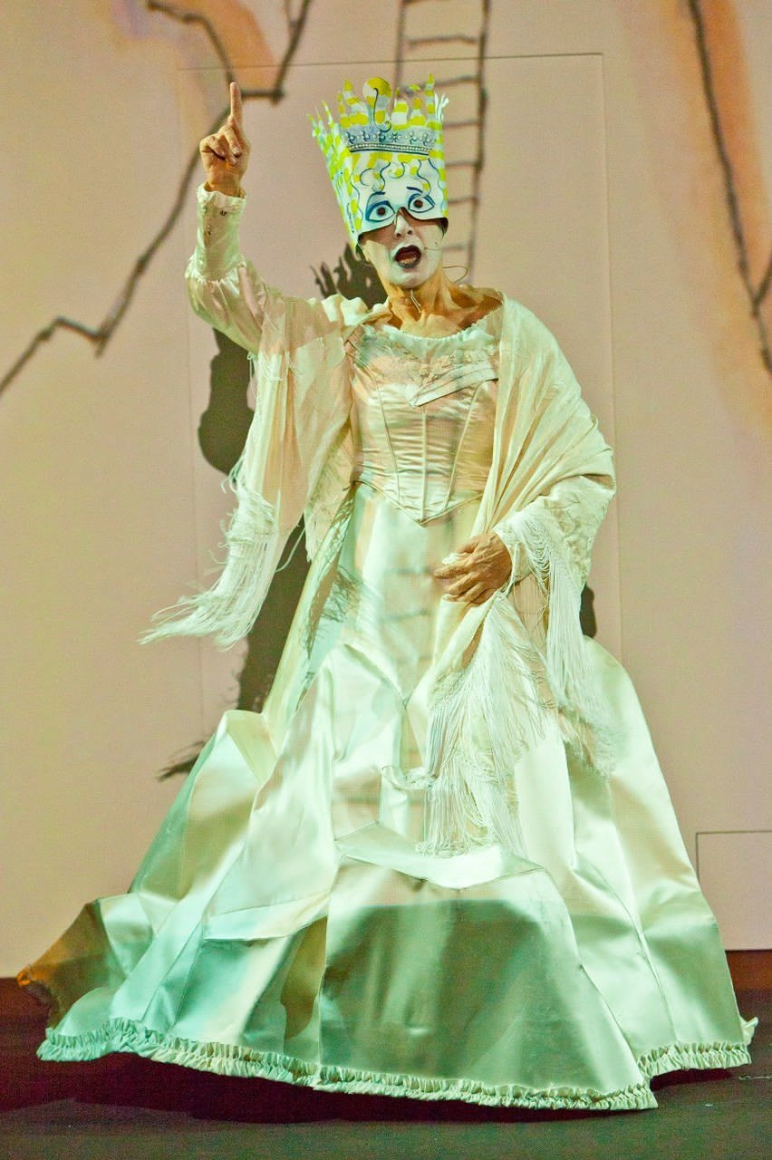 La Regina Bianca (Ida Marinelli), Alice Underground, Elfo Puccini, Milano. Foto di Luca Piva.