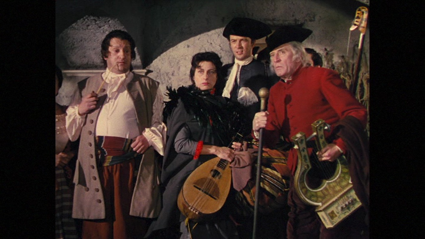 Anna Magnani, Odoardo Spadaro, Riccardo Rioli, William Tubbs in La carrozza d’oro (1952), frame