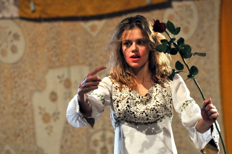 La bella Rosaspina addormentata, foto di scena di Carmine Maringola (2013) La bella Rosaspina addormentata, foto di scena di Carmine Maringola (2013)
