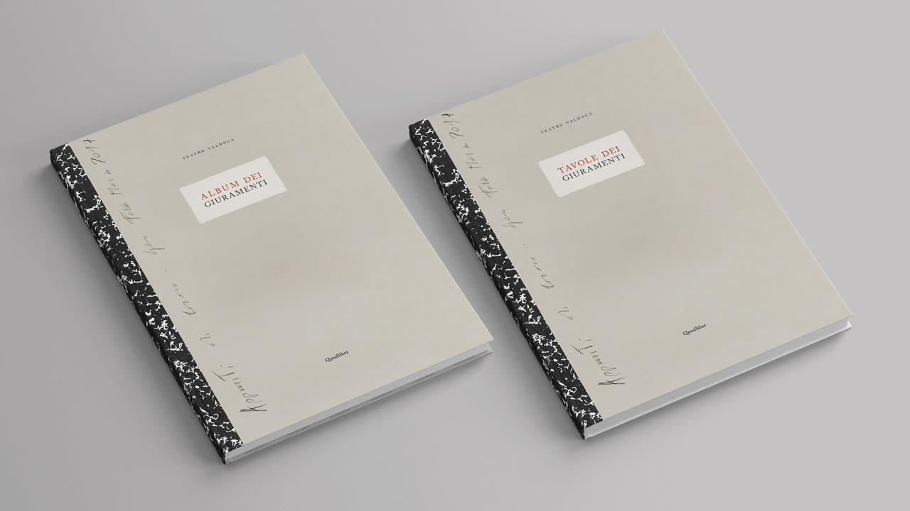 I due volumi che compongono Album dei Giuramenti. Tavole dei Giuramenti del Teatro Valdoca (Quodlibet, 2019). © Teatro Valdoca