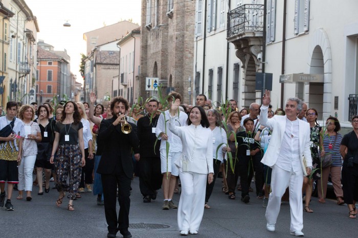 Il corteo per le vie della città: l’‘Antipurgatorio’ a Ravenna (foto di S. Lelli)