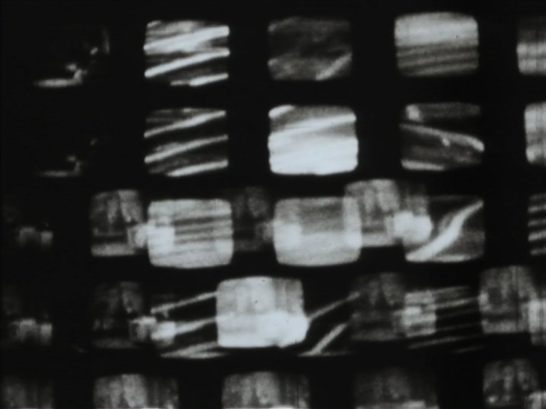  Franco Angeli, fotogramma da Schermi (1968-1969), film in 16mm, B/N, muto, 15’. Courtesy Archivio Franco Angeli