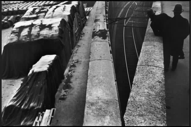 H. Cartier-Bresson, Quai St Bernard, vicino la stazione ferroviaria Gare d’Austerlitz, Parigi, Francia, 1932 H. Cartier-Bresson, Quai St Bernard, vicino la stazione ferroviaria Gare d’Austerlitz, Parigi, Francia, 1932